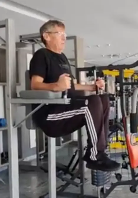 Showing the knee raise gym exercise form