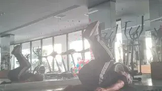 shows the Reverse Crunch Pilates Abs exercise